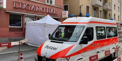 Die Stadtpolizei Zürich steht an der Zürcher Langstrasse bei der Lugano-Bar im Einsatz.