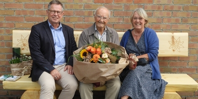 Gemeindepräsident Diego Forrer (l.) und Silvia Rüegger (r.) gratulieren dem Uzner Jubilar Albert Baumgartner zu dessen 100. Geburtstag.
