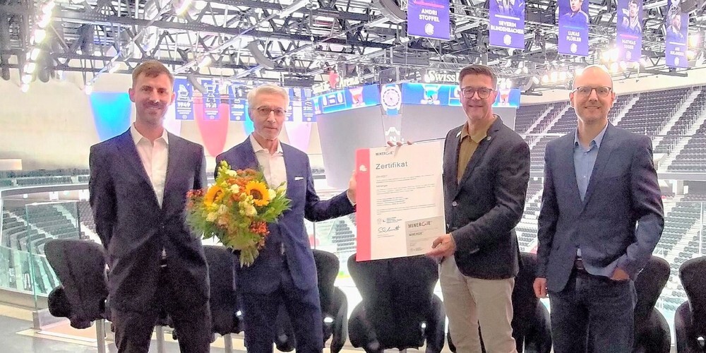 Zertifikatsübergabe Swiss Life Arena mit Stephan Schmitt (Baudirektion Kanton Zürich), Walter Kuen (Swiss Life), Bruno Vollmer (ZSC Lions), Christian Stünzi (Minergie) (v. l.)