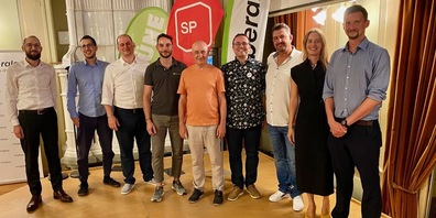 Die Referierenden des Solar-Anlasses (von links): Kenny Greber (SP), Simon Vogel (Grüne), Domenic Denoth (Helion), Roger Langenegger (Solarify), Roman Eppenberger (SENS eRecycling), Marco Rüegg (GLP), Michael Weber (Power+), Ilona Gähwiler und Vinzenth Wieser (beide Ampere Dynamic).