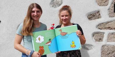 Jasmin Läser (li) und Lara Hanselmann stellen ihr Bilderbuch vor.
