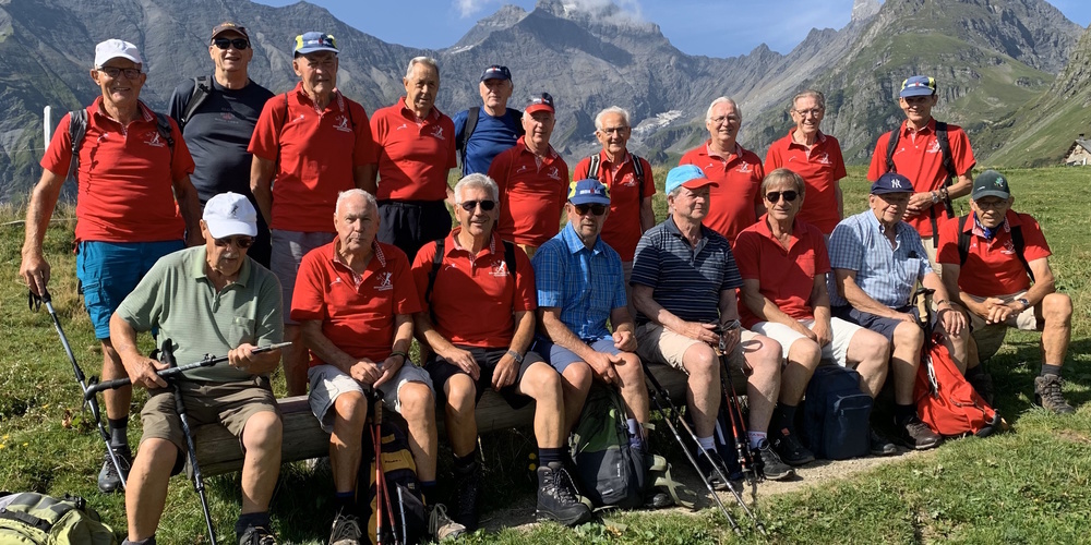 Gruppenbild der Schmerkner Seniorenturner während ihrer Bergwanderung.