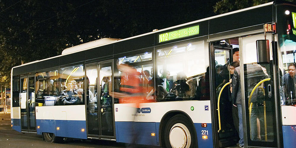 Nachtbusse, wie sie es etwa in Zürich schon lange gibt, sollen neu auch im Kanton Schwyz unterwegs sein. (Archivaufnahme)