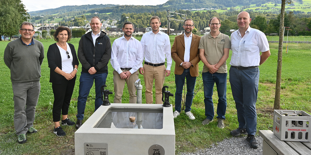 Stehen hinter dem Brunnen (v. l.): Andreas Meyerhans, Korporation Pfäffikon; Gemeinderätin Ursula Solenthaler; von der EW Höfe: Christian Eggimann, Finanzen und IT; Jürg Müller, Markt und Kunden, Marc Rauschenbach, Marketing und Kommunikation. Weiter: Gemeinderat Xavier Igloi; Ralf Fiechter, Sachbearbeiter Liegenschaften, und Gemeindepräsident Daniel Landolt.