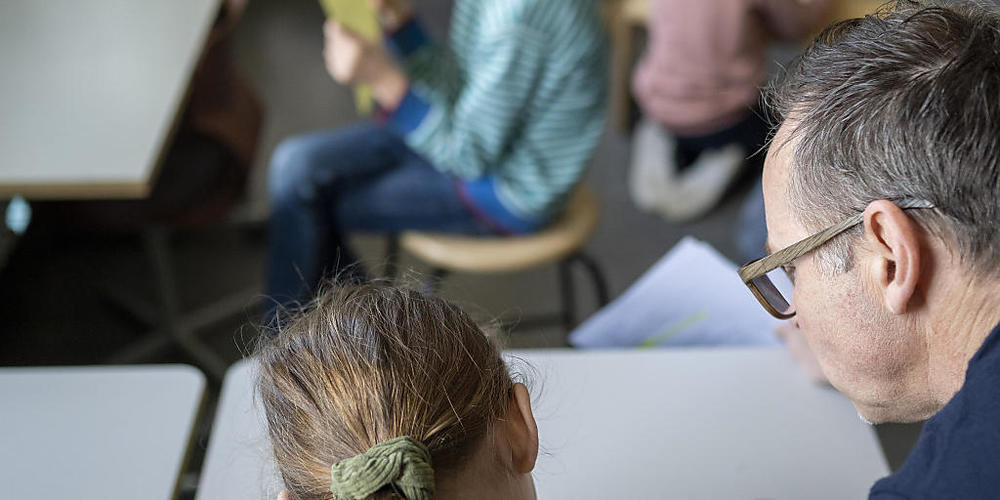 Lehrpersonen sollen mit dem Mentoring von neuen Lehrpersonen nicht zusätzlich belastet werden, findet die Schwyzer Regierung. (Symbolbild)