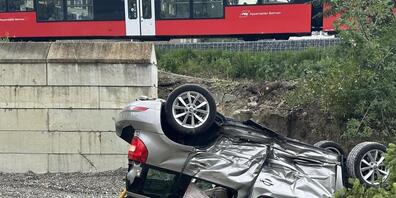 Das Auto wurde durch den Zusammenprall mit den Appenzeller Bahnen weggeschleudert.
