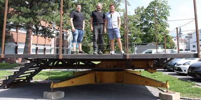 Thomas Bösch Inhaber vom Restaurant Freiraum, Plastiker Silvan Köppel und  Sven Rieser, Präsident des Kulturvereins Widnau (von links) entwickelten gemeinsam ein Konzept für die Kulturbühne.   