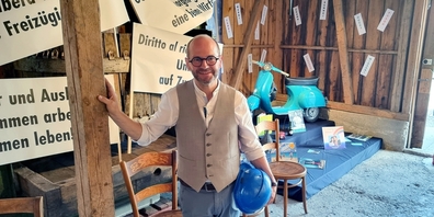 Peter Brunner, Leiter Reisebüro Linth, mit Baurbeiterhelm eines «Muratore» unter dem Arm, im Ambiente der neuen Sonderausstellung «Prosecco. Pizza. Pasta.».