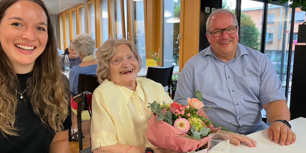 Ein Jahrhundert: Vanessa Vollmeier und Ruedi Mattle gratulieren der Jubilarin zu ihrem runden Geburtstag.