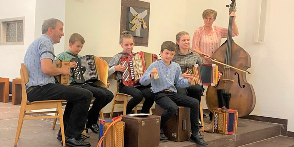 Es muss nicht immer die Orgel sein: Die Familienmusik Good bereichert den Himmelweit-Gottesdienst mit lüpfigen, volkstümlichen Weisen. 