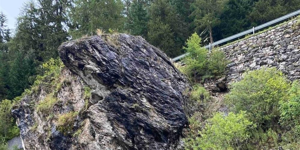 Niederschläge spülten mehrere Steine und Blöcke aus dem Fundament einer acht Meter hohen Stützmauer der Umbrailpasstrasse. Die Mauer droht zu kolabieren, die Strasse abzurutschen.