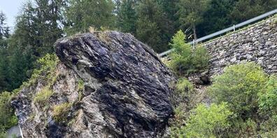 Niederschläge spülten mehrere Steine und Blöcke aus dem Fundament einer acht Meter hohen Stützmauer der Umbrailpasstrasse. Die Mauer droht zu kolabieren, die Strasse abzurutschen.