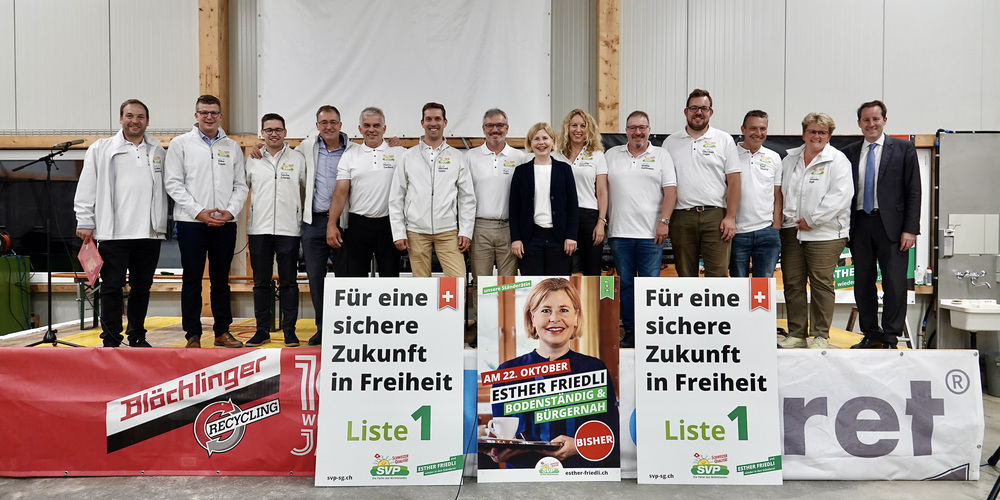 Kandidaten SVP St. Gallen, v.l.n.r.: Lukas Reimann, Mike Egger, Sascha Schmid, Roland Rino Büchel, Marco Gadient, Michael Götte, Kurt Kälin, Ständerätin Esther Friedli, Désirée Stähelin-Baldegger, Walter Gartmann. Christian Vogel,  Toni Thoma, Ursula Egli-Seliner , Thomas Aeschi (Fraktionspräsident Parlament).