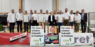 Kandidaten SVP St. Gallen, v.l.n.r.: Lukas Reimann, Mike Egger, Sascha Schmid, Roland Rino Büchel, Marco Gadient, Michael Götte, Kurt Kälin, Ständerätin Esther Friedli, Désirée Stähelin-Baldegger, Walter Gartmann. Christian Vogel,  Toni Thoma, Ursula Egli-Seliner , Thomas Aeschi (Fraktionspräsident Parlament).