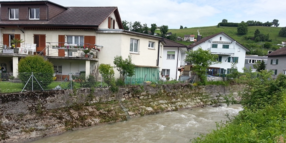 Das BAFU pocht auf einen 44 Meter breiten Aabach-Gewässerraum. So führen Baulinien mitten durch bestehende Häuser und verhindern eine Bauentwicklung.