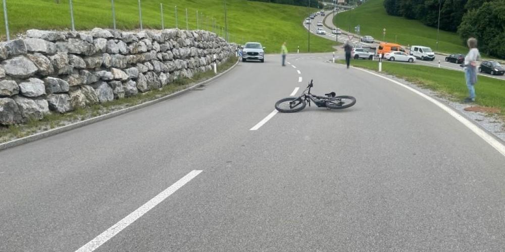 Ein 34-jähriger E-Bike-Fahrer wurde bei einem Verkehrsunfall schwer verletzt.