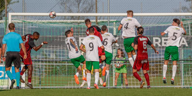 Kämpferische Fussballer vom FC Kreuzlingen im Meisterschaftsspiel gegen den FC Tuggen.