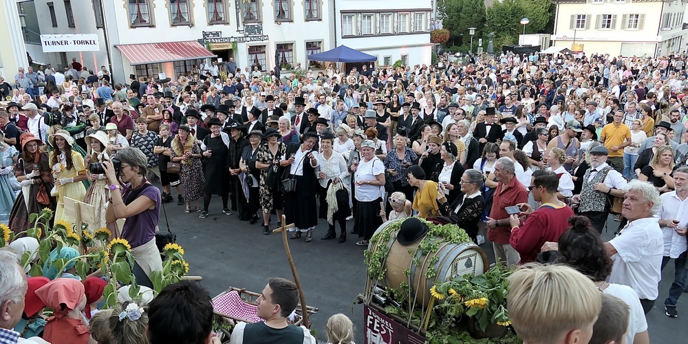 NIcht überall wurde am Samstag so friedlich-fröhlich gefeiert, wie auf dem Torkelfest in Berneck. 