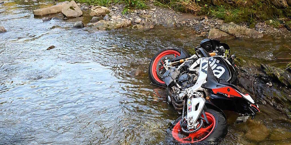 Ein Töfffahrer landete im Simmibach und zog sich Verletzungen zu.