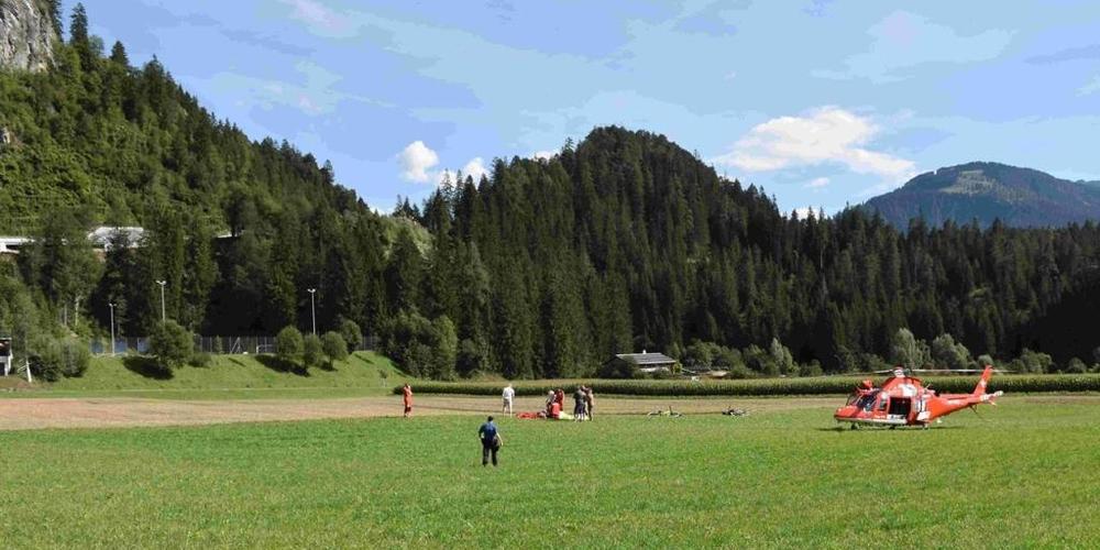 Am Samstagnachmittag ist in Trin Mulin unterhalb der Sportanlage Prau Davon ein Gleitschirmpilot abgestürzt. Der Pilot wurde mittelschwer verletzt.