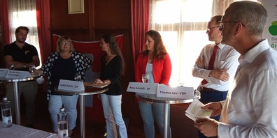 Die Podiumsteilnehmer Marco Bortoluzzi (Junge SVP Thurgau), Cornelia Hauser (Grüne), Judith Ricklin (SVP), Nina Schläfli (SP) und Thomas Leu (FDP) mit Moderator Patrick Eich. (von links nach rechs)