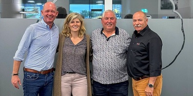 Im Bild v.l.: Michael Werner (Niederlassungsleiter Camion Transport AG Basel), Karin Ruppen-Hänger (Geschäftsführerin Hänger AG), Fritz Hänger (Inhaber Hänger AG), Josef Jäger (Direktor Camion Transport AG).
