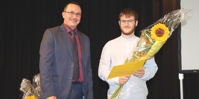 Verbandspräsident Andreja Slavik (l.) mit dem frisch gekürten Konstrukteur-Champion Lino Zahner an der OBA in St.Gallen. 