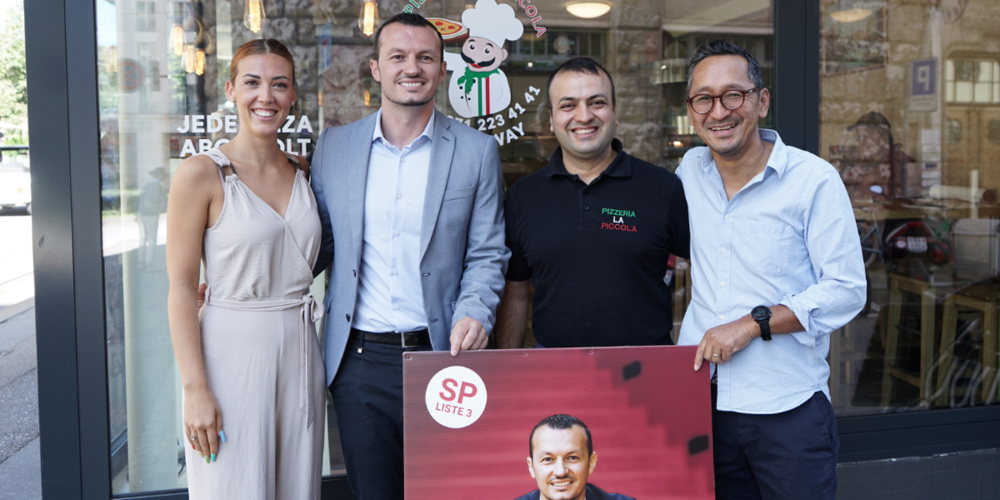 Arbër Bullakaj mit seinen Unterstützern.