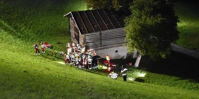 Der Wagen kam nach mehreren Überschlägen erst zum Stillstand, als er in die Scheune krachte.