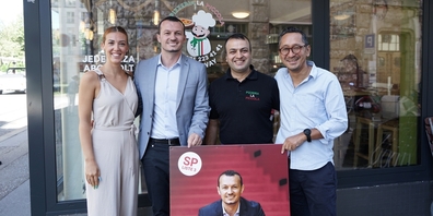 SP-Ständeratskandidat Arbër Bullakaj (2.v.l.) bei seinem Kampagnenstart vor der St.Galler Pizzeria «La Piccola».