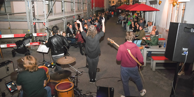 In der Safrangasse herrschte den ganzen Donnerstagabend eine heimelige Stimmung, die nicht zuletzt der Altstadtkulisse und dem grossartigen Publikum im kleinen Rahmen zu verdanken war. 