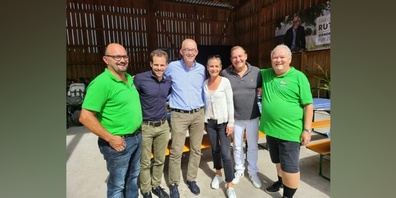 Referent NR Gregor Rutz inmitten von KR Domenik Ledergerber, KR Marion Matter, NR Thomas Matter - umrahmt von Gemeinderat und Gastgeber Erich Schärer und Sektionspräsident Eugen Hunziker.