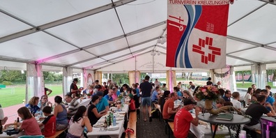 Bunte und fröhliche Feier im  Festzelt.