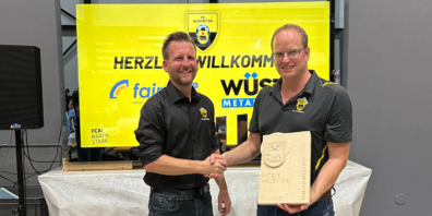 Der Präsident Andreas Broger (links) übergibt Patrik Haldner das Symbol für die Ehrenmitgliedschaft und schickt ihn in den Olymp der Vereinsmitglieder. 