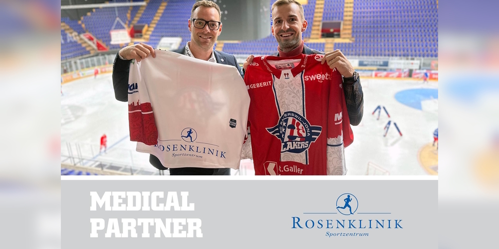 Lakers-Sportchef Janick Steinmann (l.) und Rosenklinik-Direktor Fabio Berry mit Trikots. Von der Zusammenarbeit sollen die Spieler profitieren.