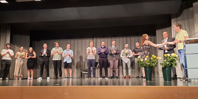 Die Matur in der Tasche! Grosse Freude herrscht bei den TSME-Absolvent:innen.