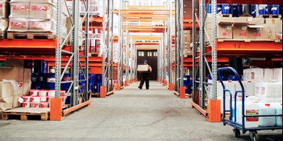 Die Lehre als Logistiker:in EFZ dauert drei Jahre, in welchen die Lernenden alles rund um die Abläufe eines Unternehmens kennenlernen dürfen.