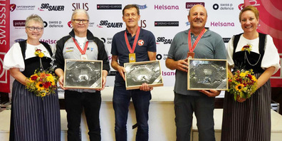 Die Medaillengewinner mit dem Sturmgewehr 57 mit Ehrendamen: Carl Frischknecht, Hans-Peter Bucher, Peter Steiger (v.l.n.r.).