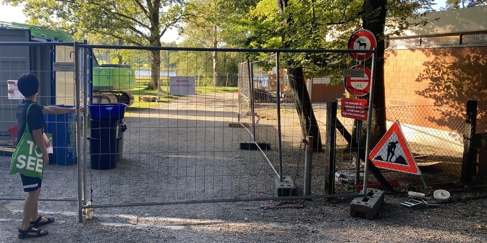 Einer von Vielen. Dieser Badegast steht vergebens vor der Badeanstalt Katzensee. 