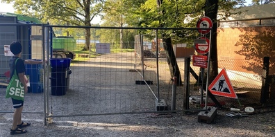 Einer von Vielen. Dieser Badegast steht vergebens vor der Badeanstalt Katzensee. 
