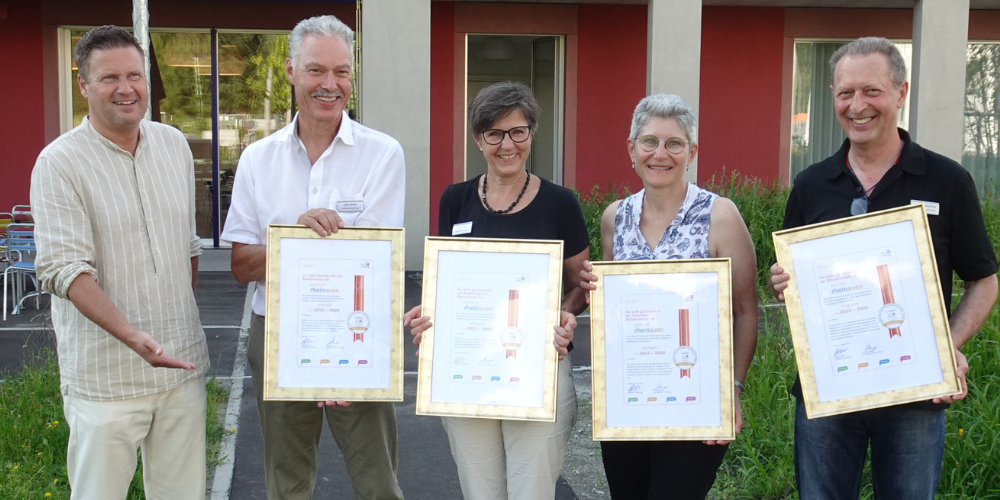 Die Verantwortlichen nehmen die Auszeichnung der Terzstiftung entgegen. (v.l. Thomas Elias, Kundenberater Terzstiftung; Felix Wirth, Co-Institutionsleiter Zentrum Rheinauen; Susi Hutter, Co-Institutionsleiterin Zentrum Rheinauen; Karin Aerni, Präsidentin Betriebskommission Zentrum Rheinauen; Jörg Schumacher, Qualitätsbeauftragter Zentrum Rheinauen)