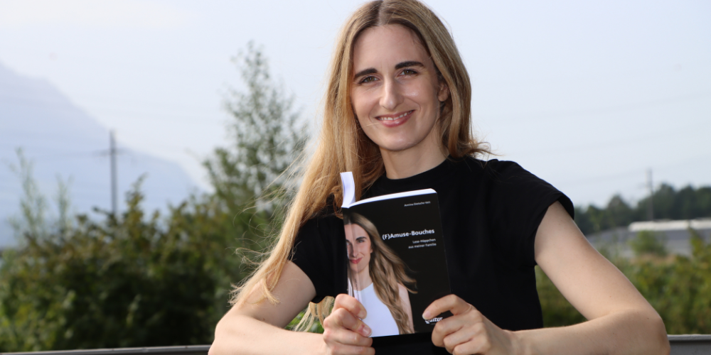 Die Autorin Annina Dietsche-Veit bei einem Zwischenstopp mit ihrem Buch (F)Amuse-Bouches auf der Brücke beim Rheintaler Binnenkanal in Rüthi. 