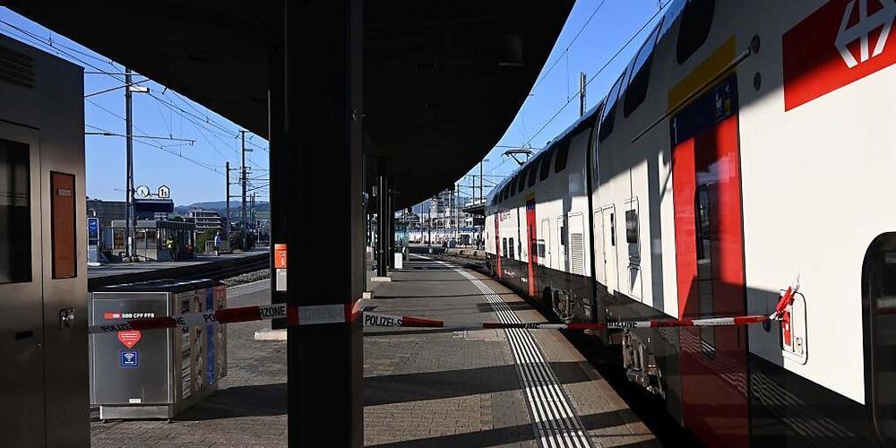 Von einem einfahrenden Interregio nach Zürich ist eine 63-Jährige am Mittwoch im Bahnhof Zug gestreift worden, worauf sie stürzte und unter den Zug geriet.
