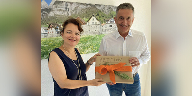 In Sorge um die «Churfirsten»-Platane:  Denise Köppel überreicht dem Stadtner  Gemeindepräsidenten Angelo Umberg  die gesammelten Unterschriften.