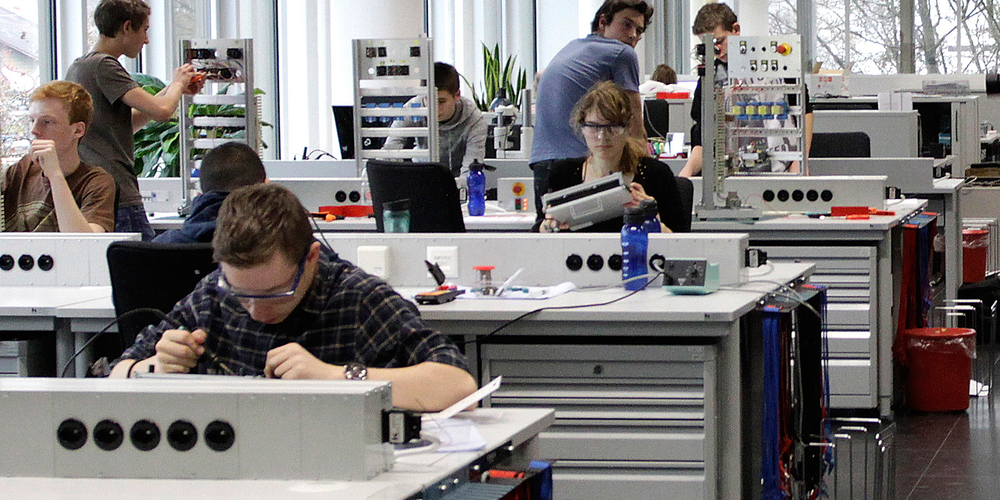 Insbesondere junge Menschen unter 25 Jahren sind von der saisonalen Arbeitslosigkeit betroffen, da viele ihre Ausbildung im Sommer beenden. 