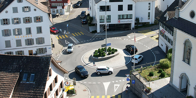 Die Verkehrsproblematik beschäftigt die Wollerauer Politik seit Jahrzehnten. Jetzt werden unter anderem Tempo-30-Zonen geprüft.