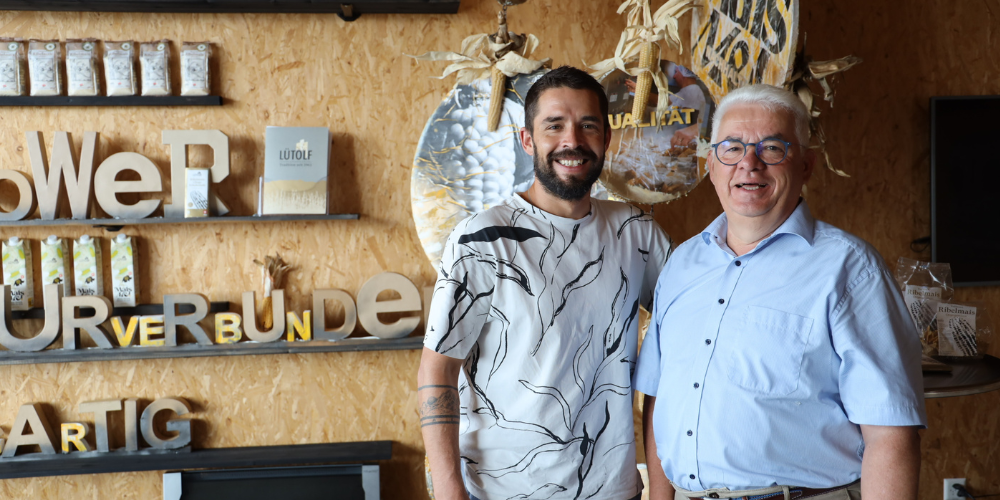 Jurypräsident Klaus Brammertz (rechts) informiert Christian Lütolf, Geschäftsführer Lütolf AG, dass sie 2024 mit dem «Preis der Rheintaler Wirtschaft» ausgezeichnet werden.