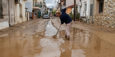 Verzweifelter Kampf gegen die Wassermassen: In Griechenland sind die Menschen den Naturgewalten ausgesetzt.