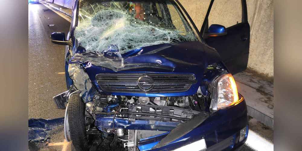 Das Auto wurde total beschädigt.