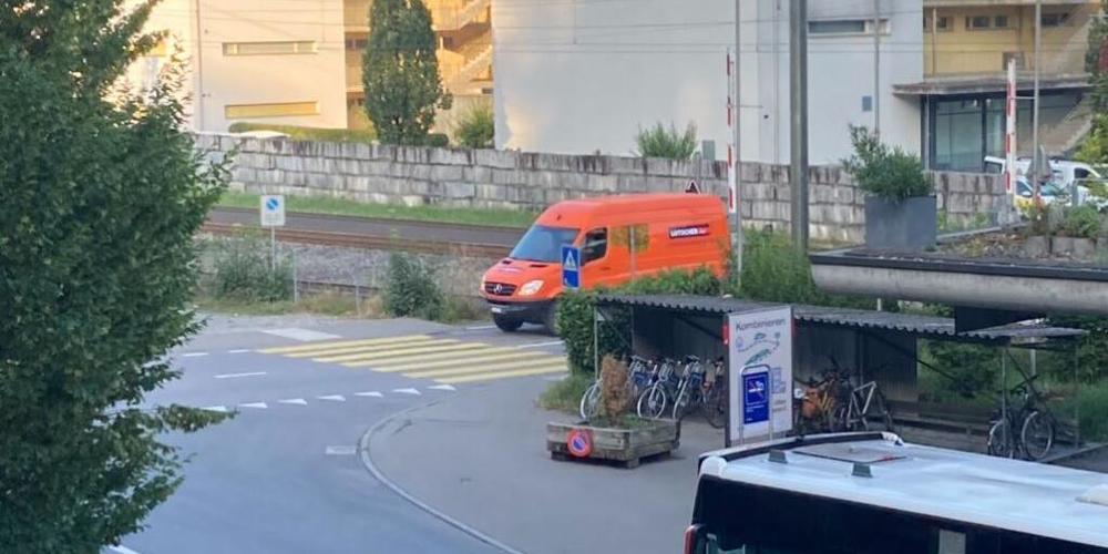 Der Bahnübergang beim Bahnhof Littau, wo auch mehrere Buslinien enden.